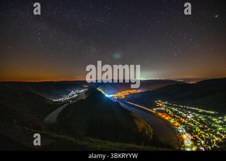 Nuit au-dessus de la Moselle. La rivière serpente dans une boucle étroite à travers une vallée entourée de vignes près de Bremm, Calmont, Rhénanie-Palatinat Banque D'Images