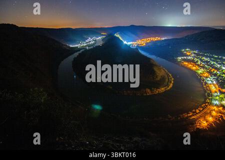 Nuit au-dessus de la Moselle. La rivière serpente dans une boucle étroite à travers une vallée entourée de vignes près de Bremm, Calmont, Rhénanie-Palatinat Banque D'Images