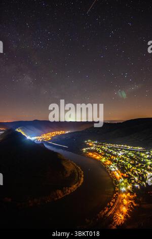 Nuit au-dessus de la Moselle. La rivière serpente dans une boucle étroite à travers une vallée entourée de vignes près de Bremm, Calmont, Rhénanie-Palatinat Banque D'Images