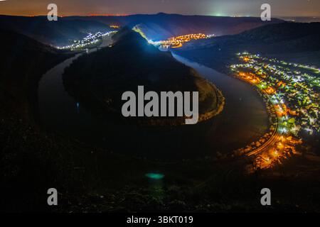 Nuit au-dessus de la Moselle. La rivière serpente dans une boucle étroite à travers une vallée entourée de vignes près de Bremm, Calmont, Rhénanie-Palatinat Banque D'Images