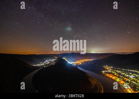 Nuit au-dessus de la Moselle. La rivière serpente dans une boucle étroite à travers une vallée entourée de vignes près de Bremm, Calmont, Rhénanie-Palatinat Banque D'Images