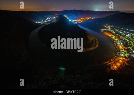 Nuit au-dessus de la Moselle. La rivière serpente dans une boucle étroite à travers une vallée entourée de vignes près de Bremm, Calmont, Rhénanie-Palatinat Banque D'Images
