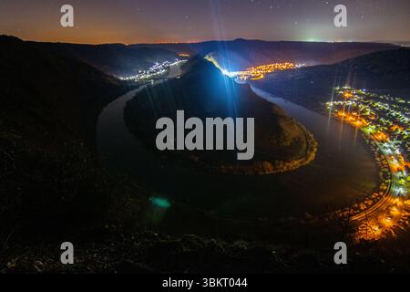 Nuit au-dessus de la Moselle. La rivière serpente dans une boucle étroite à travers une vallée entourée de vignes près de Bremm, Calmont, Rhénanie-Palatinat Banque D'Images