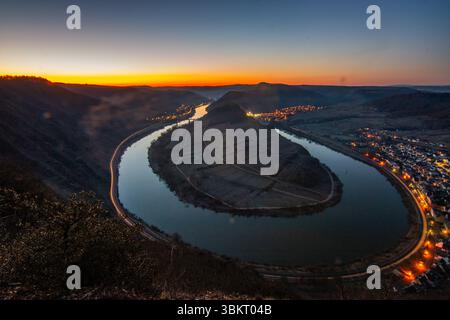 Nuit au-dessus de la Moselle. La rivière serpente dans une boucle étroite à travers une vallée entourée de vignes près de Bremm, Calmont, Rhénanie-Palatinat Banque D'Images