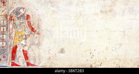 Fond horizontal avec peinture murale colorée d'inspiration égyptienne antique qui évoque l'atmosphère de l'Égypte. Toile de fond avec figure du Dieu Horus, creati Banque D'Images