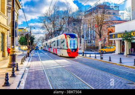 ISTANBUL, TURQUIE - 13 JANVIER 2015 : des promenades modernes en tramway le long de la rue Divan Yolu, le 13 janvier à Istanbul, Turquie Banque D'Images