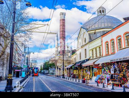 ISTANBUL, TURQUIE - 13 JANVIER 2015 : rue Divan Yolu avec la colonne romaine de Constantin et la mosquée Gazi Atik Ali Pacha, le 13 janvier à Istanbul, Tur Banque D'Images