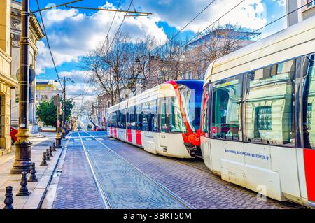 ISTANBUL, TURQUIE - 13 JANVIER 2015 : des promenades modernes en tramway le long de la rue Divan Yolu, le 13 janvier à Istanbul, Turquie Banque D'Images