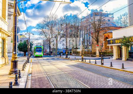 ISTANBUL, TURQUIE - 13 JANVIER 2015 : le tramway vert longe la rue Divan Yolu, le 13 janvier à Istanbul, Turquie Banque D'Images