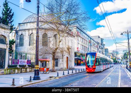 ISTANBUL, TURQUIE - 13 JANVIER 2015 : des promenades modernes en tramway le long de la rue Divan Yolu, le 13 janvier à Istanbul, Turquie Banque D'Images