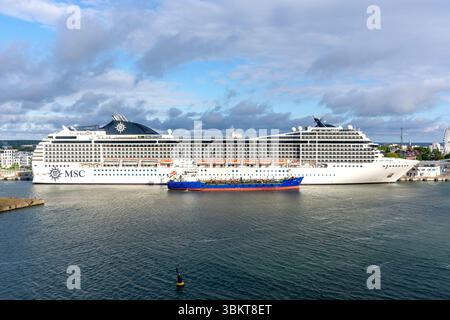 Ravitaillement des navires de croisière MSC Poesia à Warnemünde, ville de Rostock, État de Mecklembourg-Poméranie occidentale, République fédérale d'Allemagne Banque D'Images