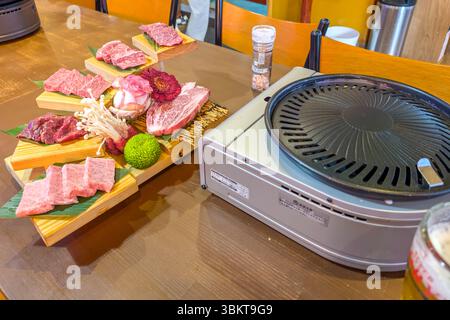 Boeuf wagyu cru prêt à cuisiner dans un restaurant buffet grill au Japon Banque D'Images