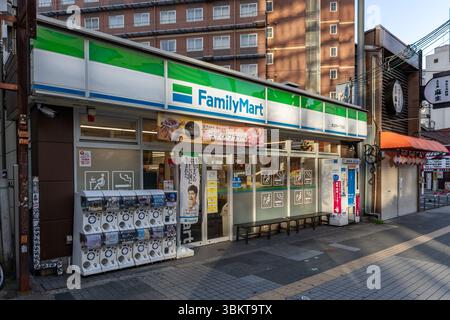 Un dépanneur FamilyMart dans la ville d'Osaka. FamilyMart est l'une des plus grandes chaînes de franchises de magasins de proximité au Japon Banque D'Images