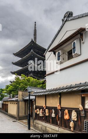 Vue de la pagode Yasaka depuis le sentier Sannen Zaka dans le quartier de Gion à Kyoto, Japon Banque D'Images