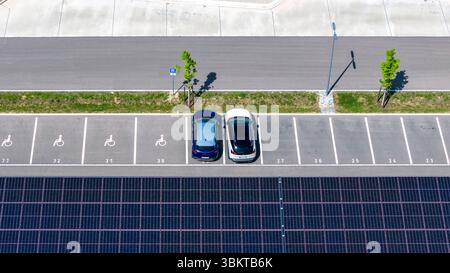 Behindertenparkplatz. Größter Ladepark der Welt am Bahnhof Merklingen/Schwäbische Alb 259 überdachte Stationen für Elektroautos finden sich unter zwei 160 und 190 Meter langen Dächern. Der Zweckverband Schwäbische Alb und das Land investieren für den Ladepark rund fünf Millionen Euro. // 21.05.2025, Merklingen, Bade-Württemberg, Deutschland. *** Espace de stationnement pour handicapés le plus grand parc de recharge du monde à la station de Merklingen Swabian Alb 259 stations couvertes pour voitures électriques sont situées sous deux toits de 160 et 190 mètres de long L'association souabienne Alb et l'État investissent Banque D'Images