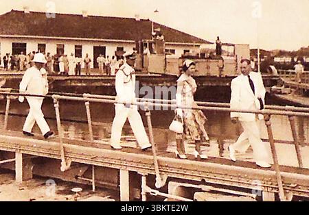 Reine Elizabeth II & Duc d'Édimbourg et à son arrière Ambassadeur Clough, Cristobal, Panama 1953 Banque D'Images