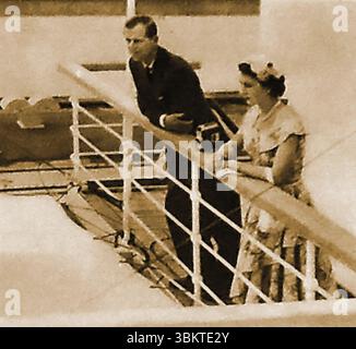 La reine Elizabeth II et le duc d'Édimbourg passant par les écluses de Miraflores sur le « gothique » Banque D'Images