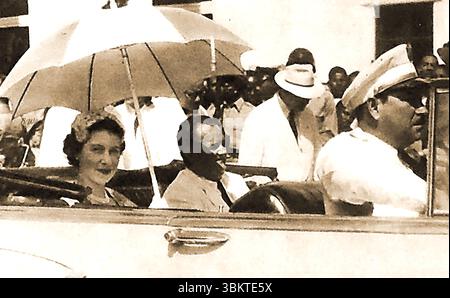 1953 la Reine Elizabeth II et le Colonel Jose Antonio Remon, Président du Panama en voiture à travers Colon, Panama pendant la visite d'Etat Banque D'Images