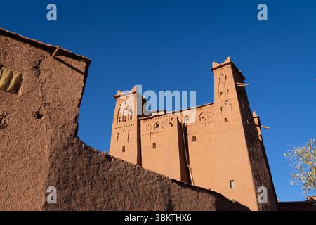 Ouarzazate, Maroc : la kasbah dans le village fortifié d'Aït Benhaddou près de Ouarzazate dans l'atlas marocain avec un ciel bleu foncé. Banque D'Images