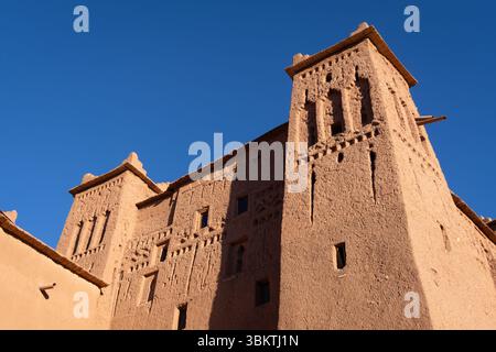Ouarzazate, Maroc : la kasbah dans le village fortifié d'Aït Benhaddou près de Ouarzazate dans l'atlas marocain avec un ciel bleu foncé. Banque D'Images