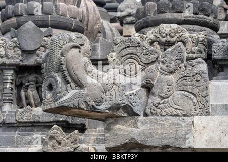 Gros plan de l'ancienne gargouille en pierre en forme de tête makara, temple hindou Shiva, Prambanan, Yogyakarta, Java central, Indonésie Banque D'Images