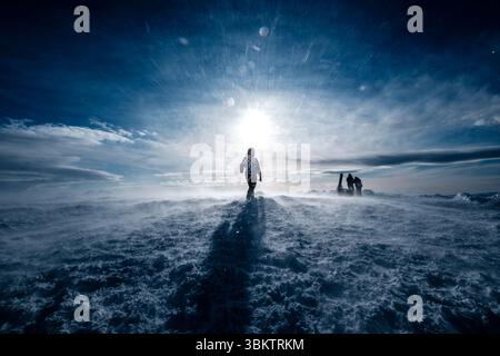 Randonneur en soufflant de la neige sur Mt. Zao, préfecture de Yamagata, Japon. Banque D'Images