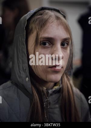 Kiev, Ukraine. 22 mars 2023. Yana, onze ans, a été emmenée avec sa sœur aînée et son frère cadet dans un camp d’été en Crimée. Ils y sont restés cinq mois et demi. Originaire de la ville de Kherson, les Russes ont amené ses parents à croire que les enfants ne pouvaient pas revenir pour des raisons de sécurité. Kiev, 22 mars 2023. - 22/03/2023 - Ukraine/Kiev/Kiev - Adrien Vautier/le Pictorium crédit : LE PICTORIUM/Alamy Live News Banque D'Images