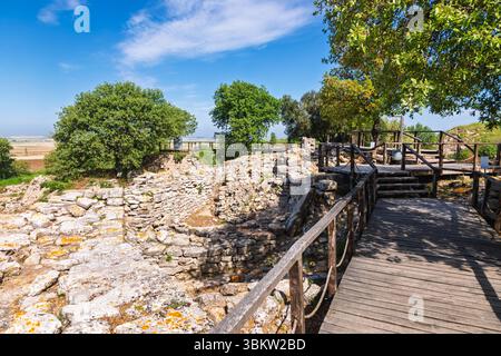 La résidence palatiale de Troie VI, souvent appelée Palais de Priam, est montrée à Canakkale, en Turquie, avec des murs en pierre apparente et une passerelle moderne en bois ov Banque D'Images