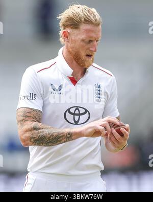 Le capitaine de l'Angleterre Ben Stokes pose ses doigts sur la couture du ballon avant de jouer son premier rothesay lors du premier match du 4e Rothesay test Day Angleterre - Inde au Headingley Cricket Ground, Leeds, Royaume-Uni, 23 juin 2025 (photo de Mark Cosgrove/News images) Banque D'Images