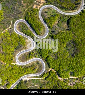 Une belle route sinueuse entrelacée avec la nature. Vue aérienne de la route sinueuse bordée d'arbres verdoyants entre le quartier domaniç de Kütahya et Banque D'Images
