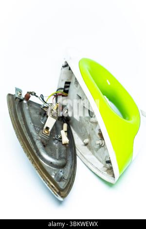 Fer cassé. Le concept de réparation du ménage électrique. Banque D'Images