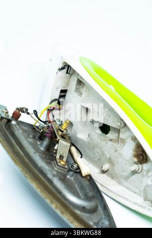Fer cassé. Le concept de réparation du ménage électrique. Banque D'Images