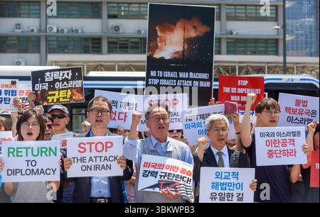 Séoul, Corée du Sud. 23 juin 2025. Des militants de groupes civiques tiennent des pancartes lors d'une conférence de presse devant l'ambassade des États-Unis pour protester contre l'attaque militaire américaine contre l'Iran. Crédit : SOPA images Limited/Alamy Live News Banque D'Images
