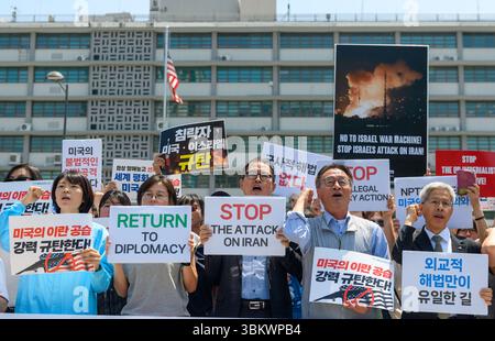 Séoul, Corée du Sud. 23 juin 2025. Des militants de groupes civiques tiennent des pancartes lors d'une conférence de presse devant l'ambassade des États-Unis pour protester contre l'attaque militaire américaine contre l'Iran. Crédit : SOPA images Limited/Alamy Live News Banque D'Images