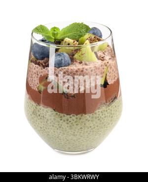 Délicieux pudding au chocolat aux graines de chia, kiwi, menthe et bleuets en verre isolé sur blanc Banque D'Images
