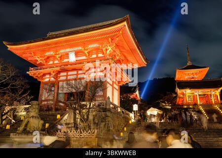 Le temple Kiyomizu-dera à Kyoto brille la nuit avec un faisceau lumineux bleu lorsque les visiteurs montent les marches. Banque D'Images
