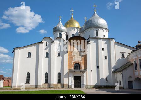 Vue sur l'ancienne cathédrale Sophia depuis la porte de Magdebourg. Veliky Novgorod Banque D'Images