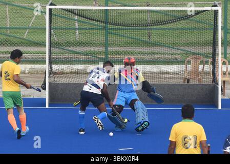 Kolkata, Inde. 22 juin 2025. Des joueurs de hockey vétérans indiens jouent à un match avant la Journée olympique mondiale à Howrah, au Bengale occidental, en Inde, le 22 juin 2025. Photo de Debajyoti Chakraborty. La Journée mondiale olympique célèbre chaque année le 23 juin.(photo : Debajyoti Chakraborty/News images) crédit : News images LTD/Alamy Live News Banque D'Images