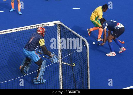 Kolkata, Inde. 22 juin 2025. Des joueurs de hockey vétérans indiens jouent à un match avant la Journée olympique mondiale à Howrah, au Bengale occidental, en Inde, le 22 juin 2025. Photo de Debajyoti Chakraborty. La Journée mondiale olympique célèbre chaque année le 23 juin.(photo : Debajyoti Chakraborty/News images) crédit : News images LTD/Alamy Live News Banque D'Images