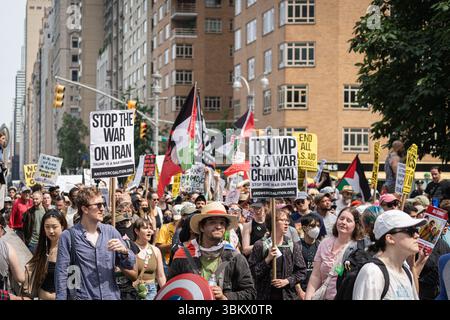 New York Ciy, États-Unis. 22 juin 2025. Des manifestants anti-israéliens et de guerre se sont rassemblés à Times Square à New York le 22 juin 2025, un jour après que les États-Unis aient bombardé le viseur nucléaire iranien. (Photo de Steve Sanchez/Sipa USA). Crédit : Sipa USA/Alamy Live News Banque D'Images