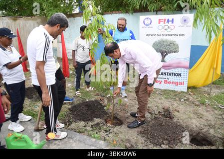 Kolkata, Inde. 22 juin 2025. Sujit Bose, ministre des incendies de l'État du Bengale occidental et président de Hockey Bengale plantation d'arbres à la célébration de la Journée olympique mondiale à Howrah, Bengale occidental, Inde, le 22 juin 2025. Photo de Debajyoti Chakraborty.(photo : Debajyoti Chakraborty/News images) crédit : News images LTD/Alamy Live News Banque D'Images