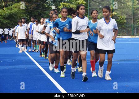 Kolkata, Inde. 22 juin 2025. Les joueuses de hockey indiennes s'échauffent avant de commencer le match de hockey et de célébrer la Journée olympique mondiale à Howrah, au Bengale occidental, en Inde, le 22 juin 2025. Photo de Debajyoti Chakraborty.(photo : Debajyoti Chakraborty/News images) crédit : News images LTD/Alamy Live News Banque D'Images