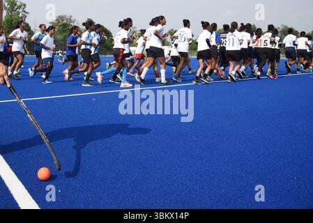 Kolkata, Inde. 22 juin 2025. Les joueuses de hockey indiennes s'échauffent avant de commencer le match de hockey et de célébrer la Journée olympique mondiale à Howrah, au Bengale occidental, en Inde, le 22 juin 2025. Photo de Debajyoti Chakraborty.(photo : Debajyoti Chakraborty/News images) crédit : News images LTD/Alamy Live News Banque D'Images