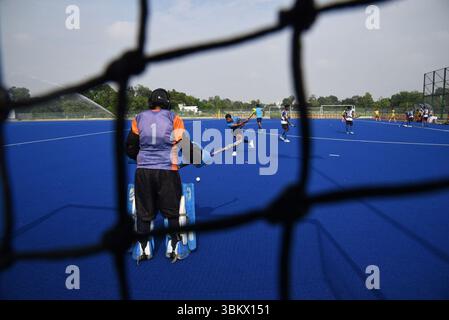 Kolkata, Inde. 22 juin 2025. Les joueurs de hockey indiens s'échauffent avant de commencer le match de hockey et célèbrent la Journée olympique mondiale à Howrah, au Bengale occidental, en Inde, le 22 juin 2025. Photo de Debajyoti Chakraborty.(photo : Debajyoti Chakraborty/News images) crédit : News images LTD/Alamy Live News Banque D'Images