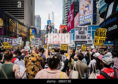 New York Ciy, États-Unis. 22 juin 2025. Des manifestants anti-israéliens et de guerre se sont rassemblés à Times Square à New York le 22 juin 2025, un jour après que les États-Unis aient bombardé le viseur nucléaire iranien. (Photo de Steve Sanchez/Sipa USA). Crédit : Sipa USA/Alamy Live News Banque D'Images