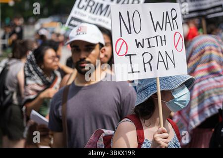 New York Ciy, États-Unis. 22 juin 2025. Des manifestants anti-israéliens et de guerre se sont rassemblés à Times Square à New York le 22 juin 2025, un jour après que les États-Unis aient bombardé le viseur nucléaire iranien. (Photo de Steve Sanchez/Sipa USA). Crédit : Sipa USA/Alamy Live News Banque D'Images