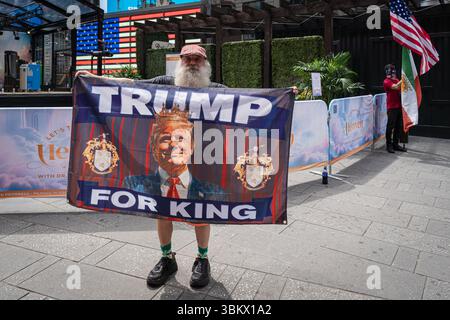 New York Ciy, États-Unis. 22 juin 2025. Des manifestants anti-israéliens et de guerre se sont rassemblés à Times Square à New York le 22 juin 2025, un jour après que les États-Unis aient bombardé le viseur nucléaire iranien. (Photo de Steve Sanchez/Sipa USA). Crédit : Sipa USA/Alamy Live News Banque D'Images