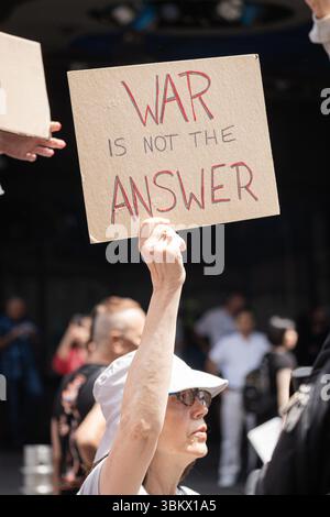 New York Ciy, États-Unis. 22 juin 2025. Des manifestants anti-israéliens et de guerre se sont rassemblés à Times Square à New York le 22 juin 2025, un jour après que les États-Unis aient bombardé le viseur nucléaire iranien. (Photo de Steve Sanchez/Sipa USA). Crédit : Sipa USA/Alamy Live News Banque D'Images