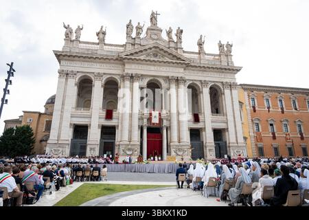 Rome, Italie. 22 juin 2025. Vue générale de l'Archbasilique John Latran pendant la Sainte Messe le jour du Corpus Christi. Crédit : SOPA images Limited/Alamy Live News Banque D'Images