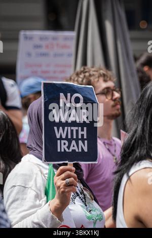 New York Ciy, États-Unis. 22 juin 2025. Des manifestants anti-israéliens et de guerre se sont rassemblés à Times Square à New York le 22 juin 2025, un jour après que les États-Unis aient bombardé le viseur nucléaire iranien. (Photo de Steve Sanchez/Sipa USA). Crédit : Sipa USA/Alamy Live News Banque D'Images